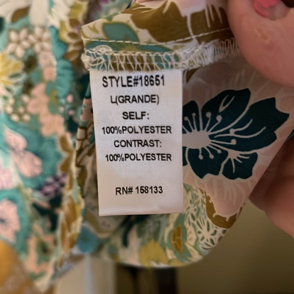 Staccato brand ladies Top sz large . Beautiful top 100% polyester. - Picture 4 of 4